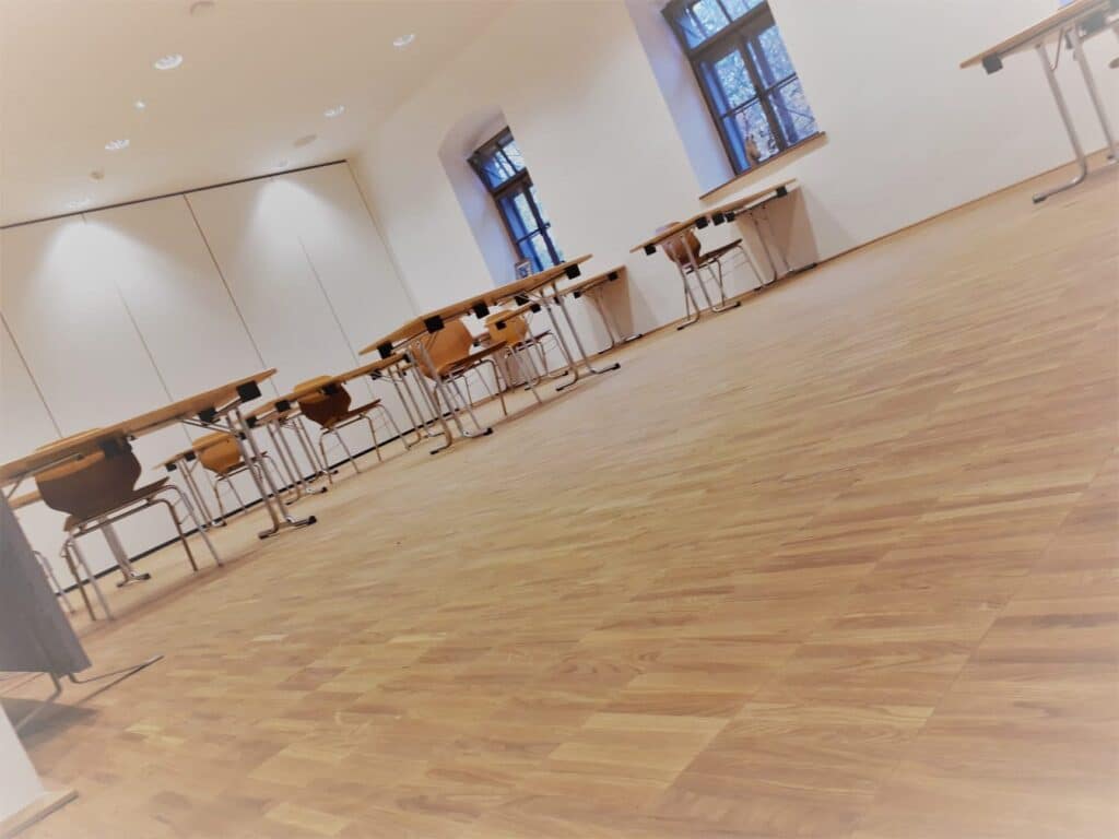 Reinlein-Projekt | Seminarraum mit Tischen und passenden Stühlen im Pferdezentreum Stadl Paura